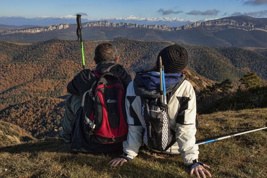 Dos senderistas en Cinco Villas, cuya Sierra de Santo Domingo se incorpora este verano al programa Monta&ntilde;a Segura. Foto: Prepyr 365
