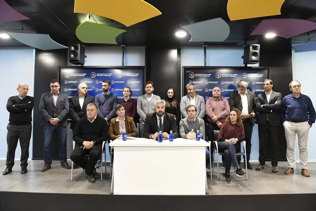 Rueda de prensa de la Asociaci&oacute;n de Clubes de F&uacute;tbol Femenino con Rub&eacute;n Alcaine al frente
