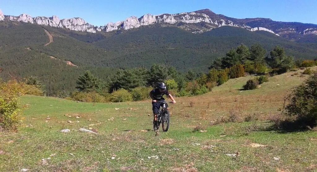 Un ciclista en el tramo direcci&oacute;n a Luesia para acabar las cuatro etapas de la All Mountain. Foto: Prepyr 365