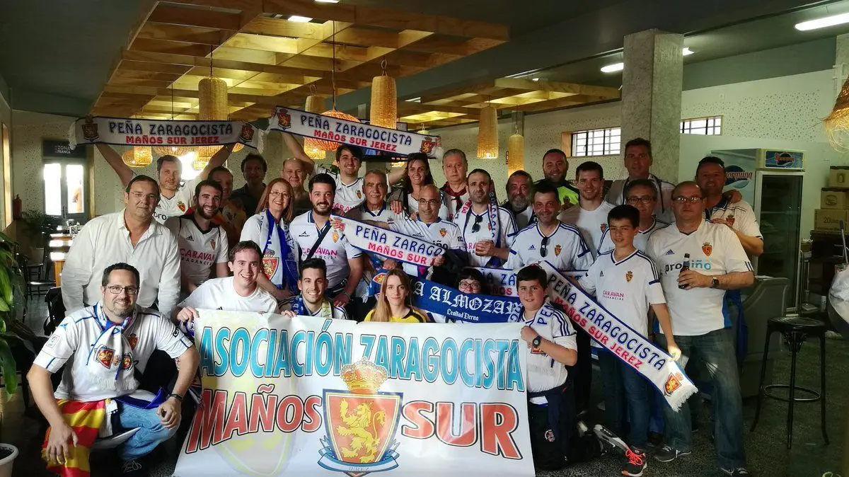 Foto de familia de la Pe&ntilde;a Zaragocista Ma&ntilde;os Sur. Foto: PZ Ma&ntilde;os Sur Jerez