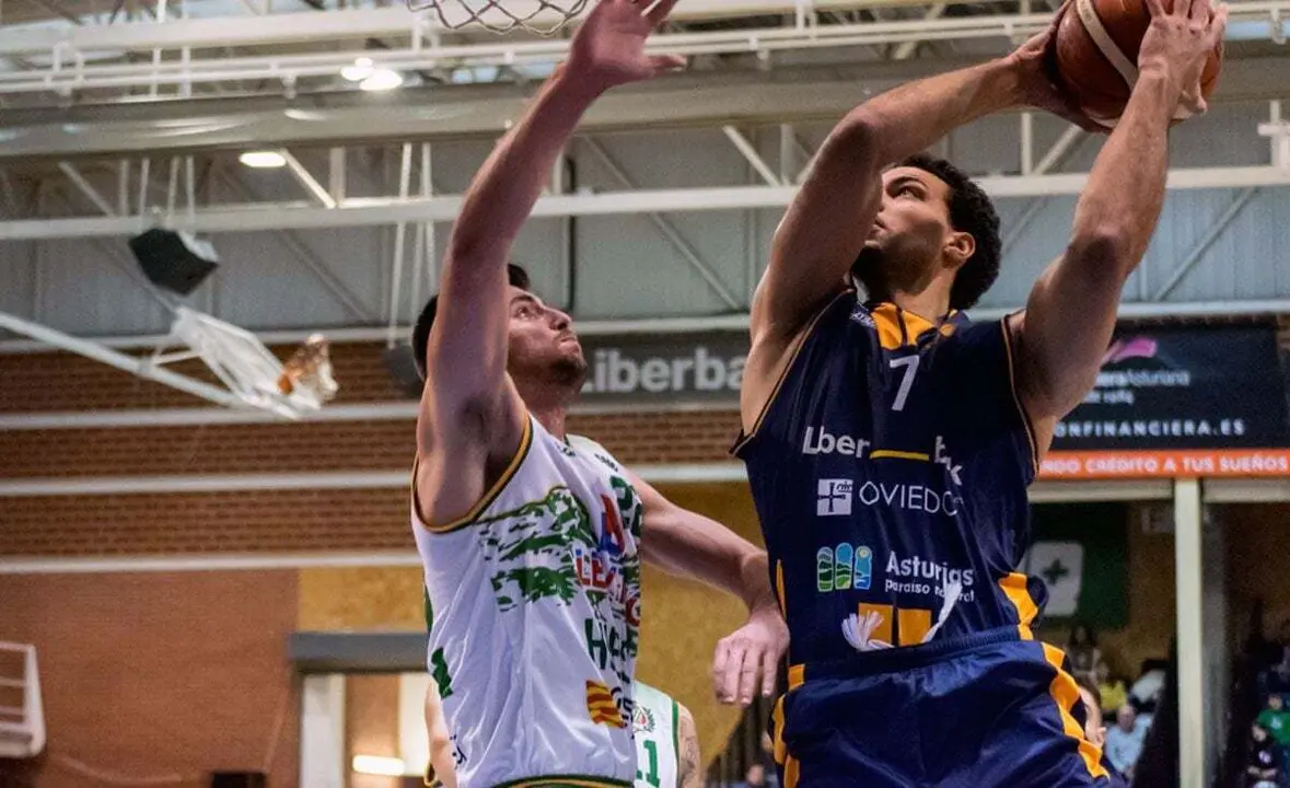 Sans trata de taponar a Van Zegeren en el partido de ida | Foto: FEB