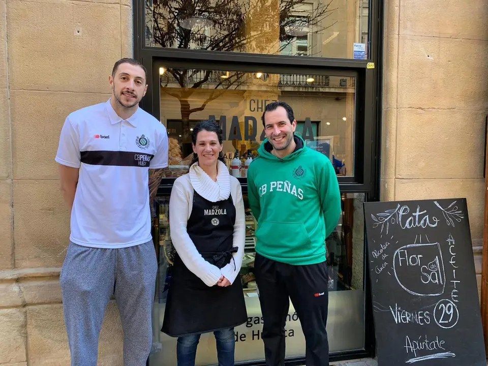 Elena Bernad entre Arenas y Gjuroski, a las puertas de Chez Marzola donde ha sido la rueda de prensa. Foto: CB Pe&ntilde;as