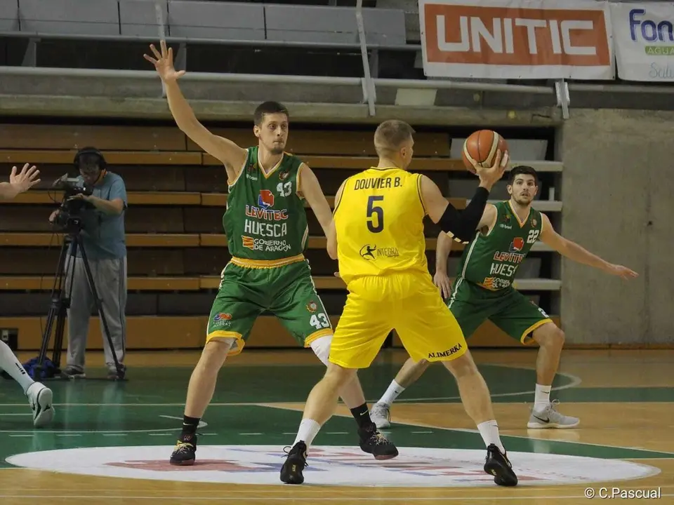Kenan Karahodzic defendiendo a Douvier. Foto: C. Pascual