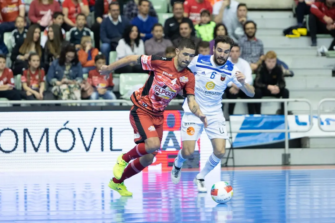 Chicho persigue a un rival. Foto: Pascu M&eacute;ndez
