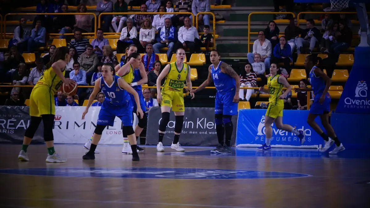 Laia Flores conduce el bal&oacute;n. Foto: @CBAvenida