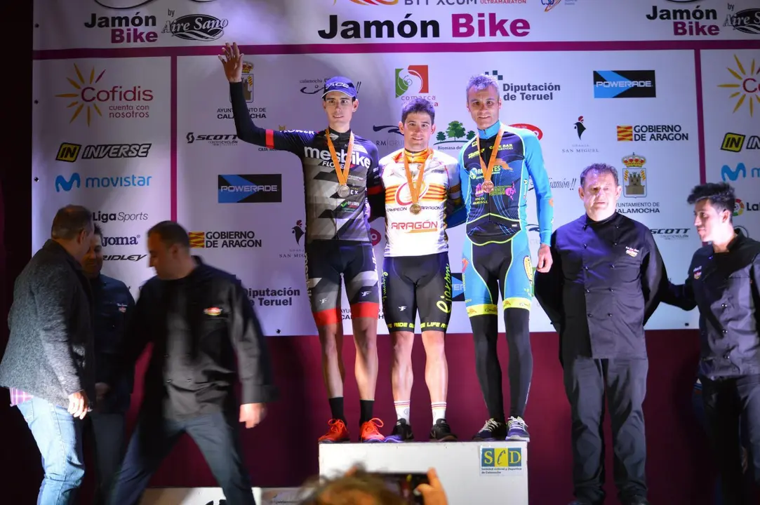 En el podio Daniel Carre&ntilde;o, Jos&eacute; M&aacute;rquez y Roberto Bou, tras la Ultramarat&oacute;n de la Jamon Bike | Foto: Jamon Bike by Airesano