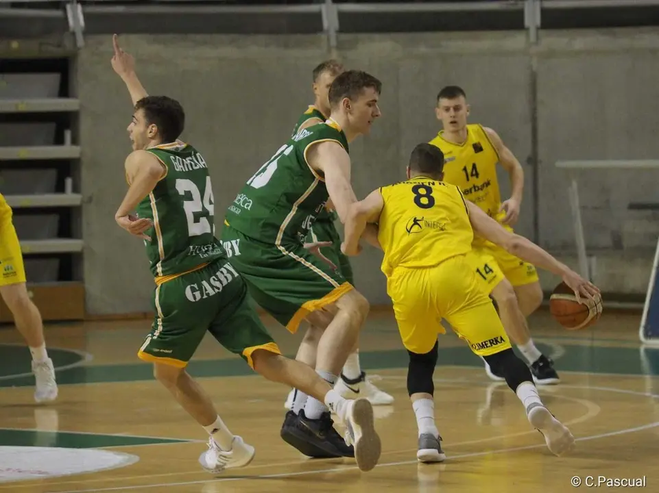 Philipp Hartwich defendiendo a Ahonen. FOto: C. Pascual