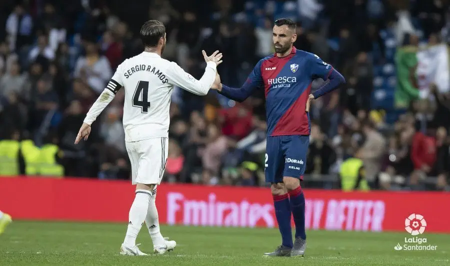 Ramos y Enric Gallego se saludan tras finalizar el encuentro en el Santiago Bernab&eacute;u de la pasada temporada. Foto: LaLiga Santander