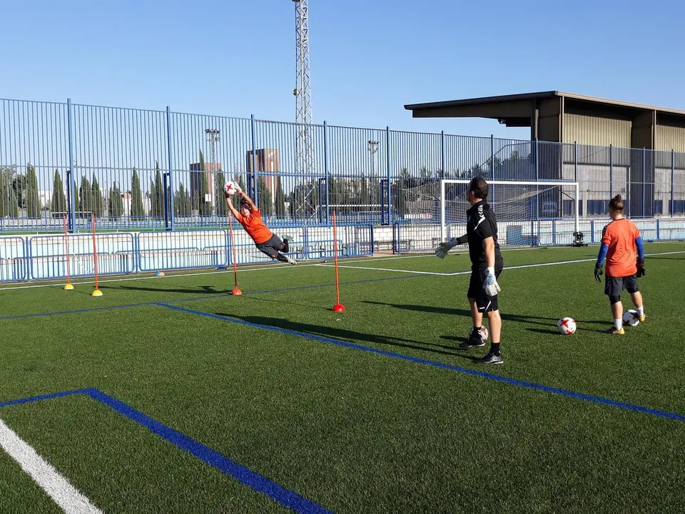 Mariano F&eacute;lez entrena a Patricia Larque e Isabel Longa, porteras del Zaragoza CFF