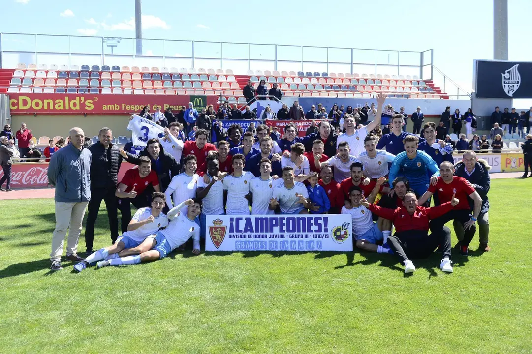 Los jugadores y el cuerpo t&eacute;cnico del Real Zaragoza juvenil celebran el primer puesto en el Grupo 3 | Foto: Real Zaragoza