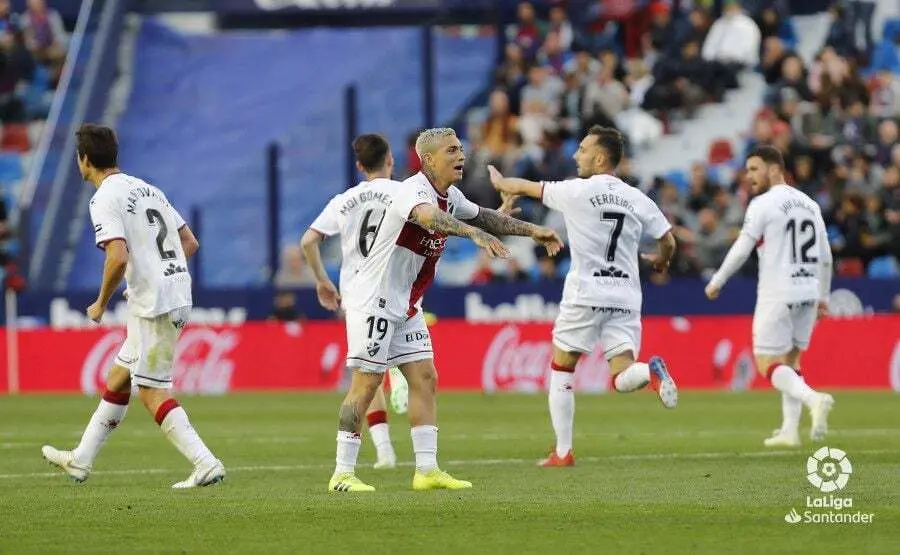 'Chimy' &Aacute;vila arenga a los suyos tras el gol del empate de Huesca | Foto: LFP