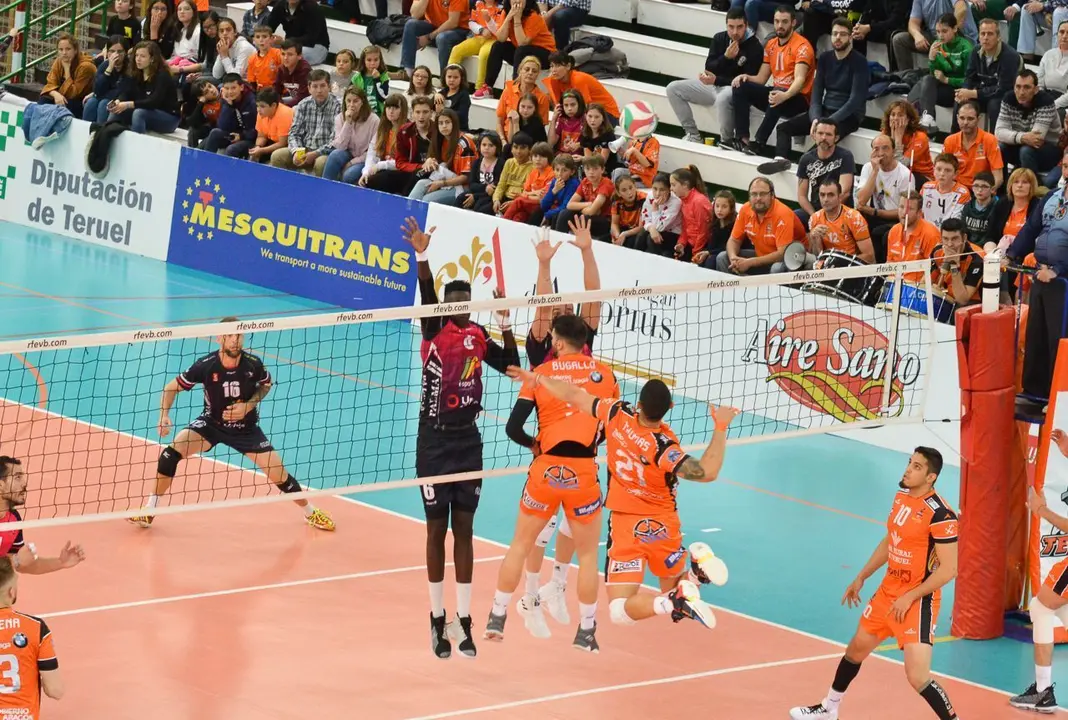 El capit&aacute;n del CV Teruel Thomas Ereu en un remate durante el partido de semifinales de esta tarde frente al Urbia Palma | CV Teruel