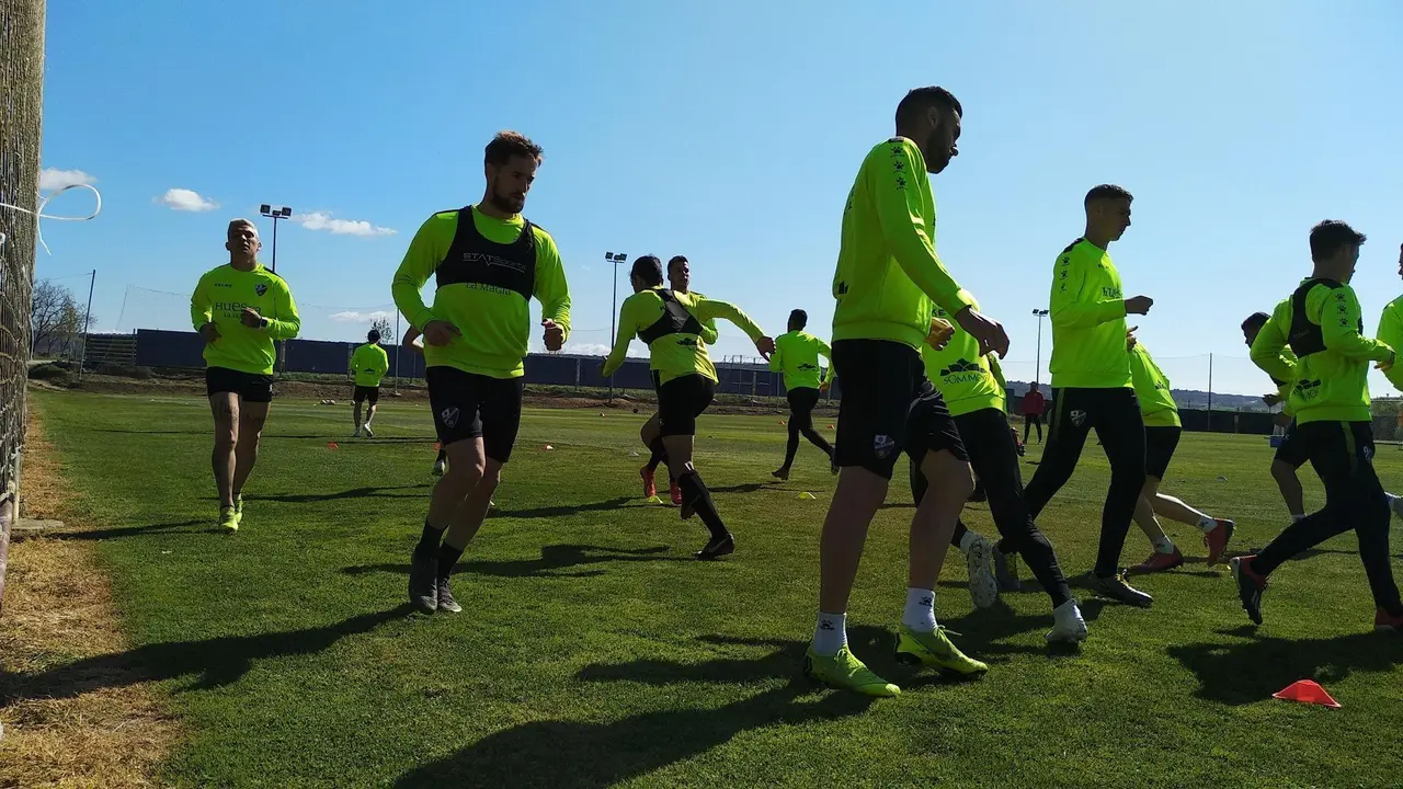 Entrenamiento de la SD Huesca en el Instituto Montearag&oacute;n. |Foto: SportArag&oacute;n