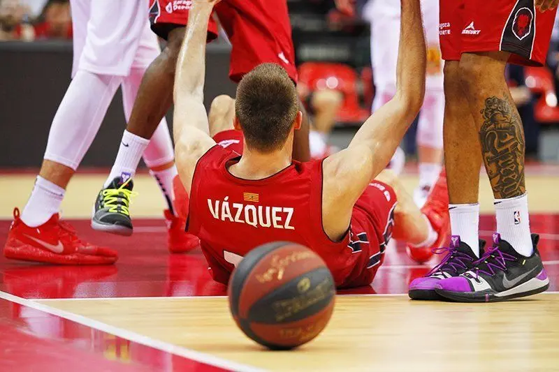 Fran V&aacute;zquez es ayudado por dos compa&ntilde;eros. Foto: Basket Zaragoza