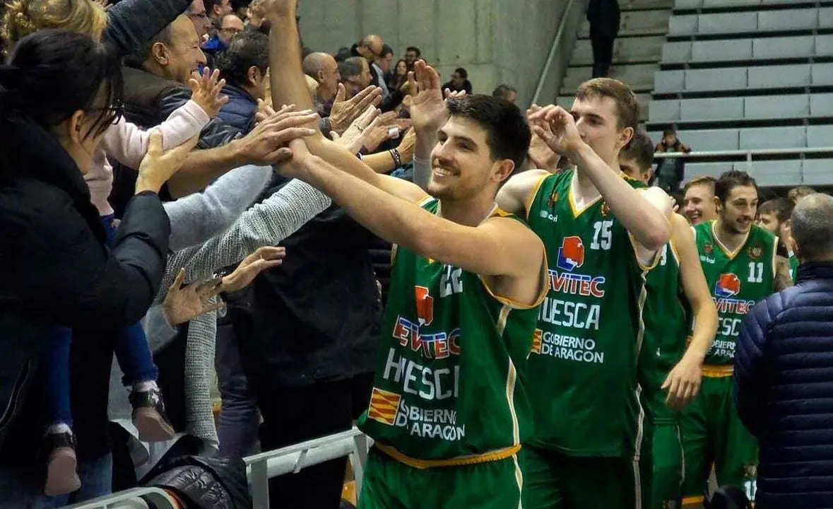 Agust&iacute; Sans se saluda con la grada a la conclusi&oacute;n de un partido | Foto: C. Pascual
