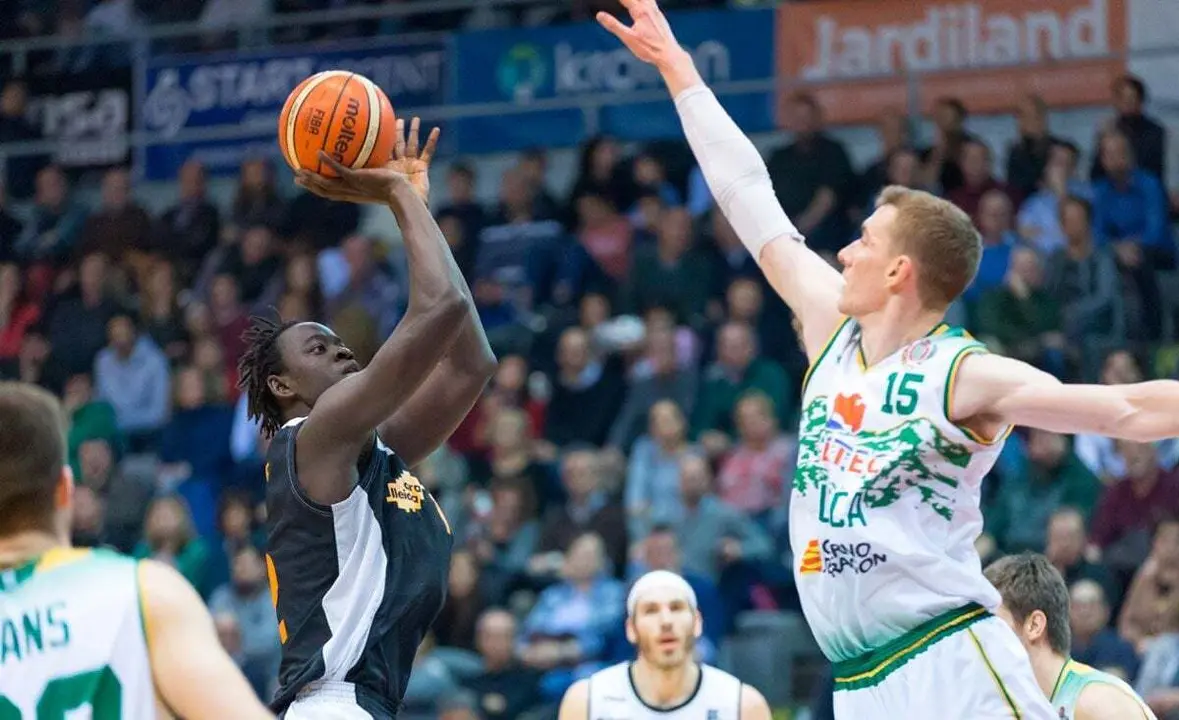 Hartwich trata de taponar a Mbaye en la ida | Foto: FEB