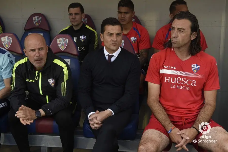 Francisco, en el banquillo del Huesca en El Alcoraz contra el Bar&ccedil;a. Foto: LaLiga Santander