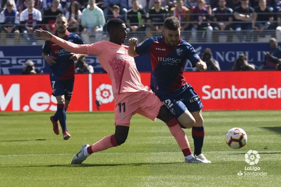 Dembel&eacute; intenta arrebatar la pelota a Javi Gal&aacute;n | Foto: LFP