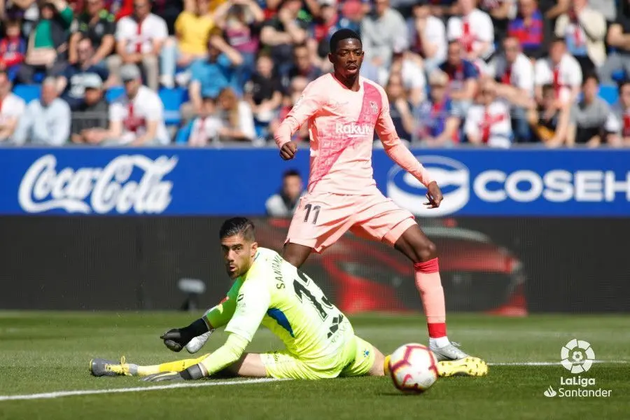 Santamar&iacute;a manda a c&oacute;rner una ocasi&oacute;n de Demb&eacute;l&eacute; | Foto: LaLiga