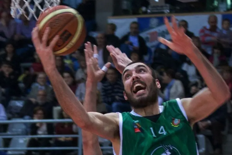 Pierre Oriola, en un partido del Pe&ntilde;as Huesca de la temporada 13/14. Foto: Gin&eacute;s&Enjuanes / FEB
