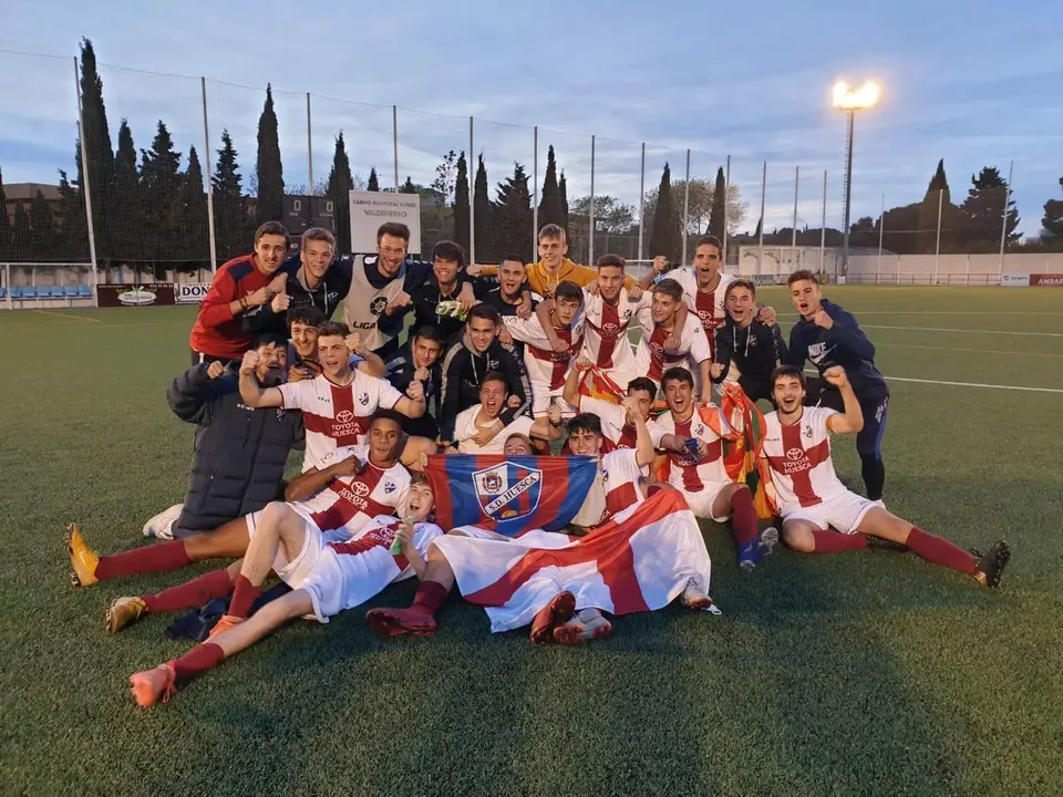 El Juvenil 'A' celebra el ascenso sobre el verde del Valdefierro | Foto: SPORTARAGON
