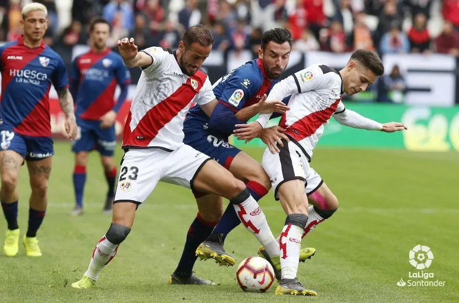 Enric Gallego busca abrirse un hueco entre dos jugadores del Rayo. Foto: LaLiga Santander 