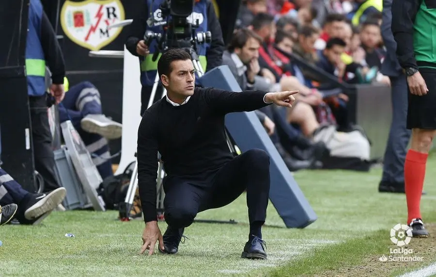 Francisco mandando a sus jugadores desde la banda del estadio de Vallecas. Foto: LaLiga Santander