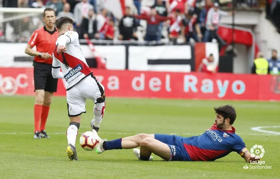 Melero va al suelo para cortar un avance de &Aacute;lex Moreno. | Foto: LaLiga Santander