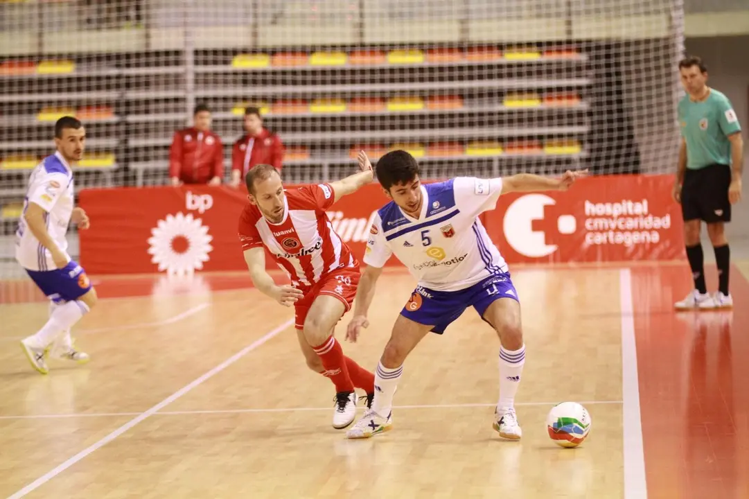 Tabuenca conduce el bal&oacute;n. Foto: Jimbee Cartagena