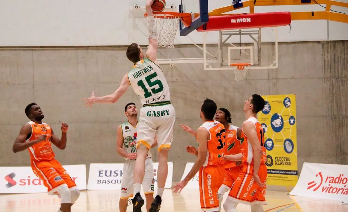 Hartwich hunde el bal&oacute;n en el aro en el partido de ida ante Araberri | Foto: FEB