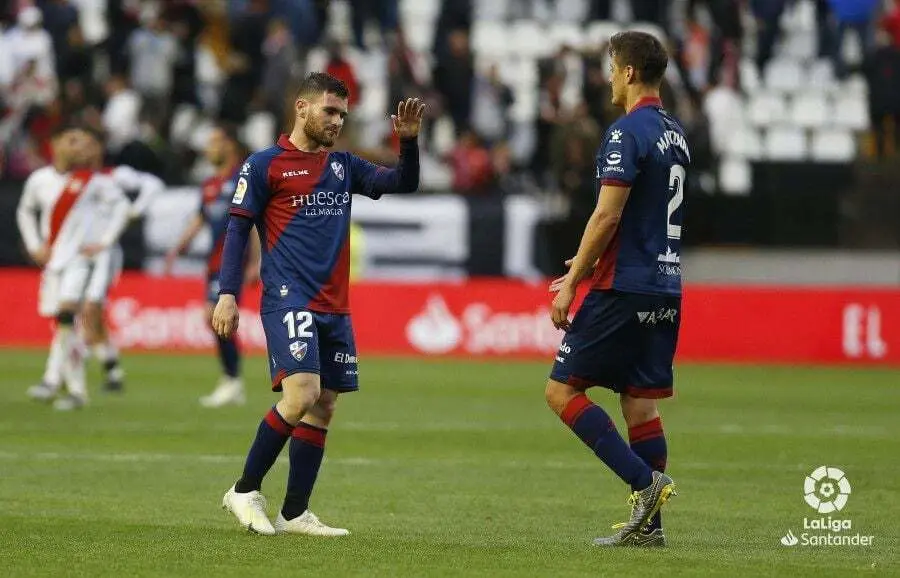 Gal&aacute;n y Mantovani se chocan la mano en Vallecas | Foto: LaLiga
