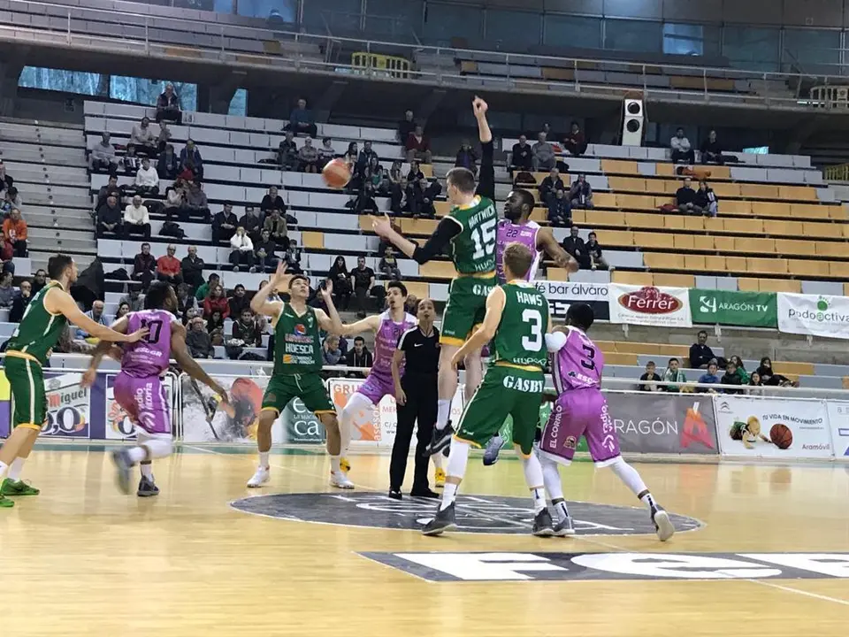 Una jugada del partido donde el Pe&ntilde;as arroll&oacute; al Araberri. Foto: CB Pe&ntilde;as
