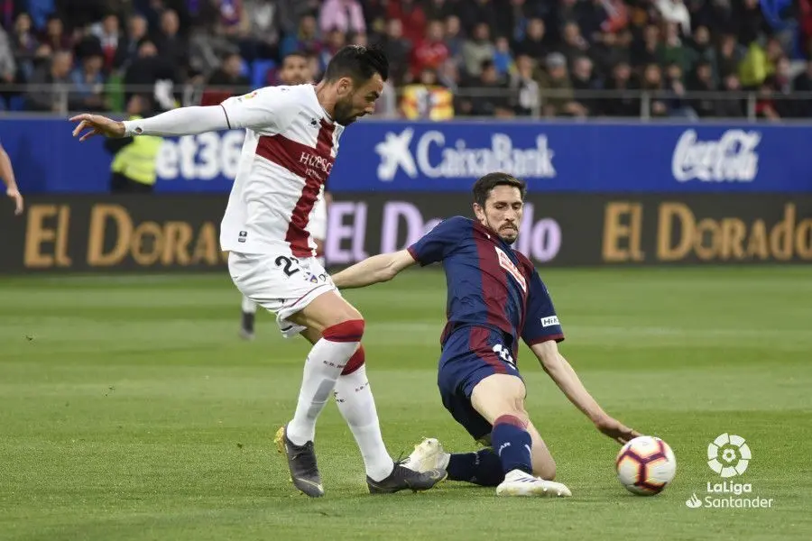 Enric Gallego se las tuvo tiesas con los defensas del Eibar. En la imagen, con Paulo | Foto: LaLiga Santander