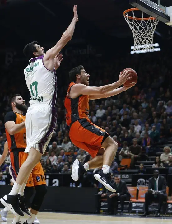 Dos ex ca&iacute;stas, Van Rossom y Shermadini, en el Valencia-Unicaja. Foto: ACB