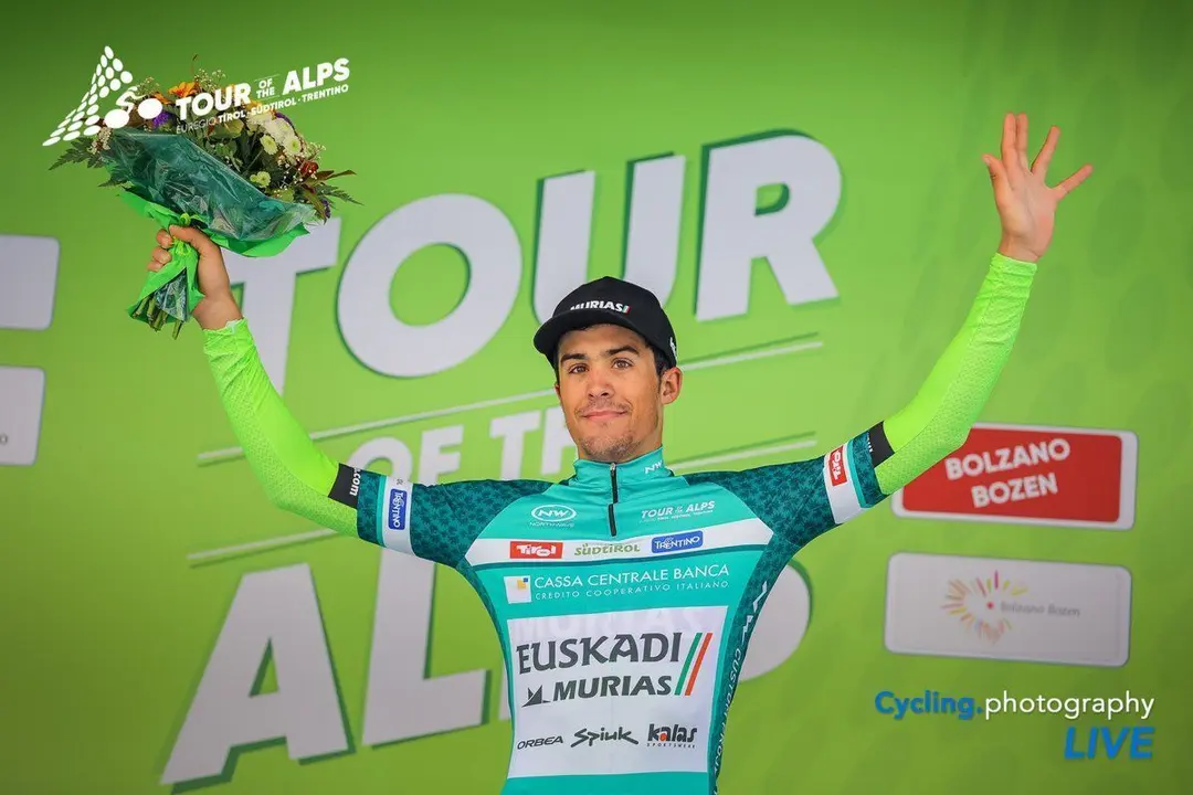 Sergio Samitier en el podium del Tour of the Alps como vencedor de la monta&ntilde;a | Foto: Tour of the Alps