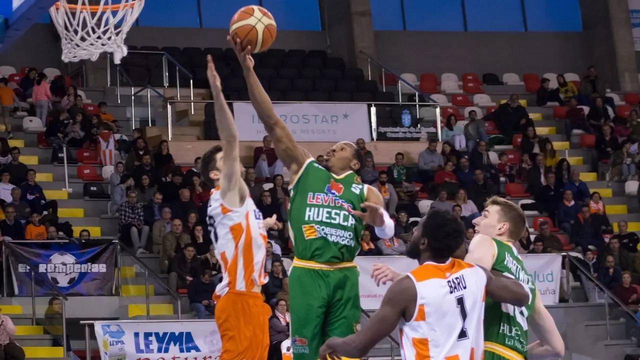 Isaiah Johnson realiza una bandeja. Foto: @vozcoruna