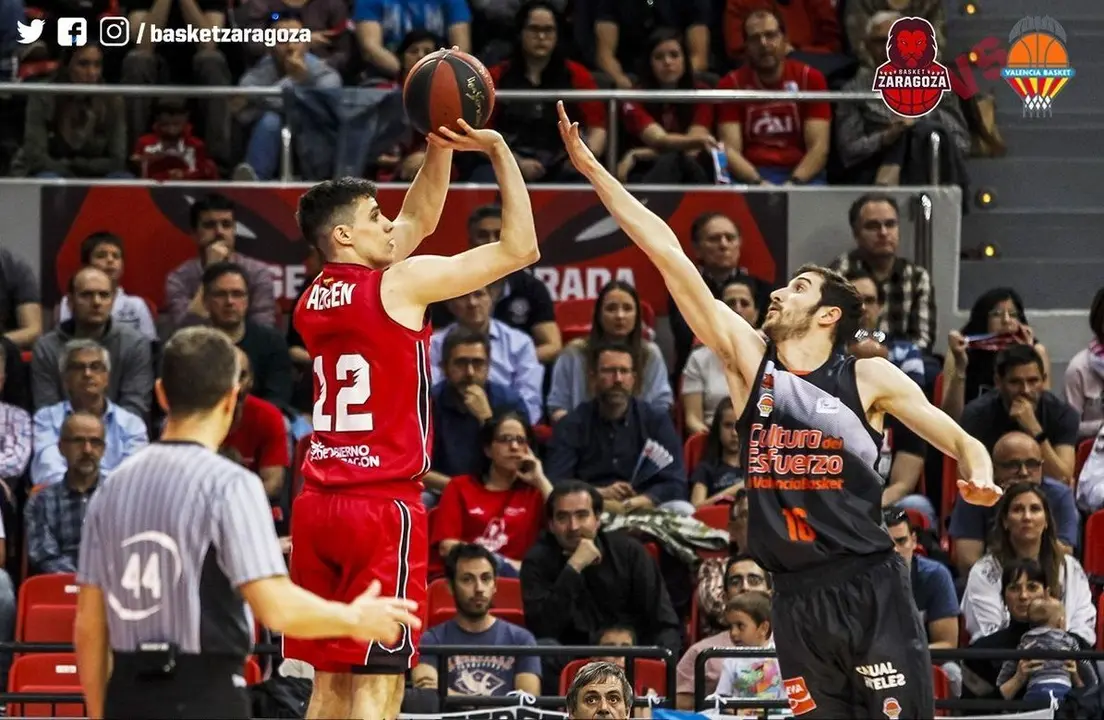 Aloc&eacute;n, en el partido ante Valencia. Foto: Basket Zaragoza