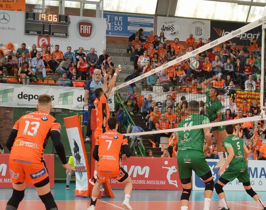 Thomas Ereu del CV Teruel trata de bloquear un remate proveniente de la cancha del Unicaja Almer&iacute;a en un encuentro de la pasada temporada | Foto: CV Teruel