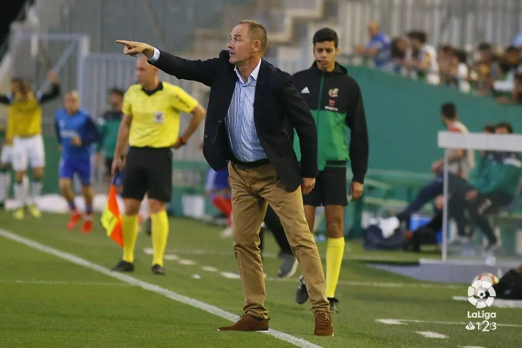 V&iacute;ctor Fern&aacute;ndez da instrucciones a sus jugadores. Foto: La Liga