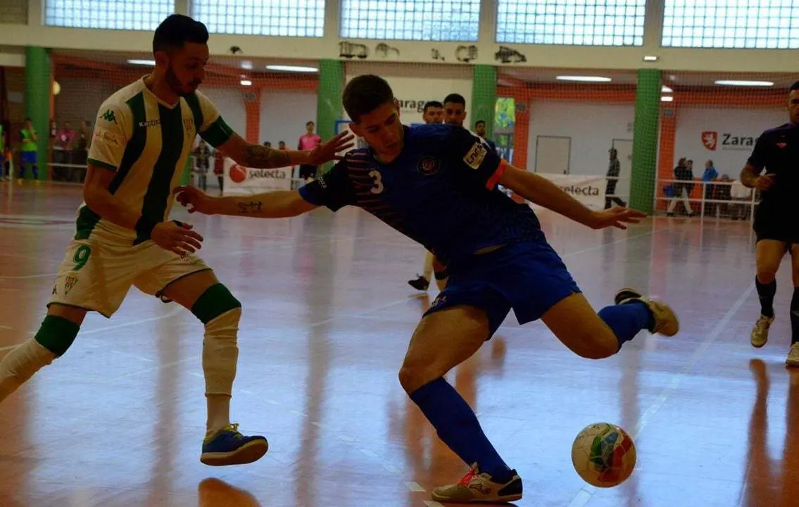 Diego Sancho realiza un remate en un partido del Colo Colo de la pasada campa&ntilde;a. Foto: Pedro Luis Serrano