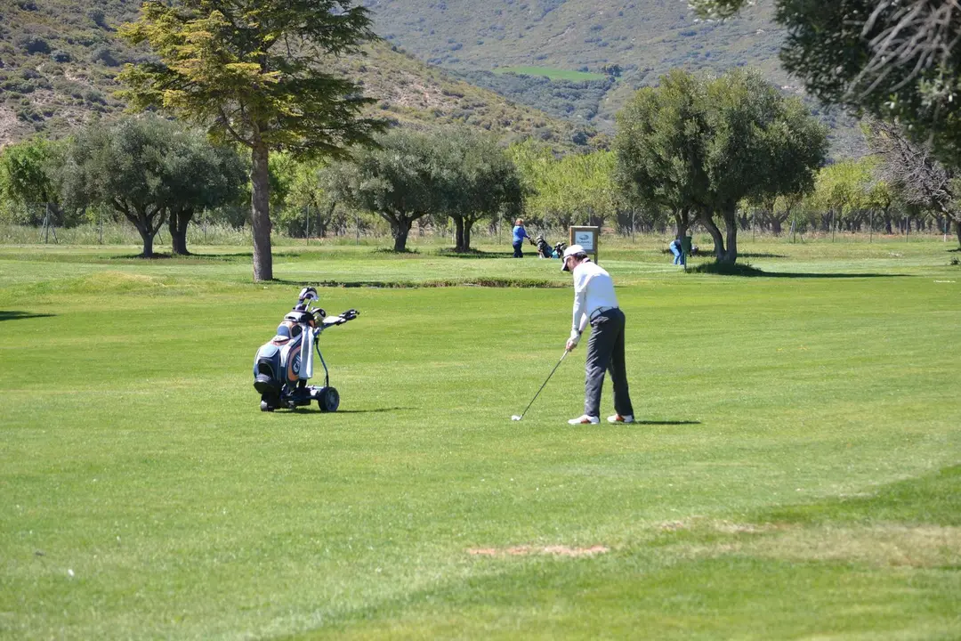 Listo para acercar la bola al green en el hoyo 9 de Golf Guara. Foto: Sportaragon
