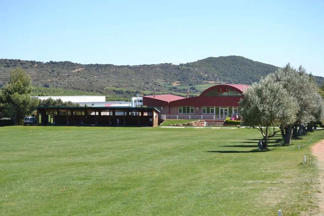 Campo de pr&aacute;cticas de Golf Guara y al fondo, la sede social del club. Foto: Sportaragon