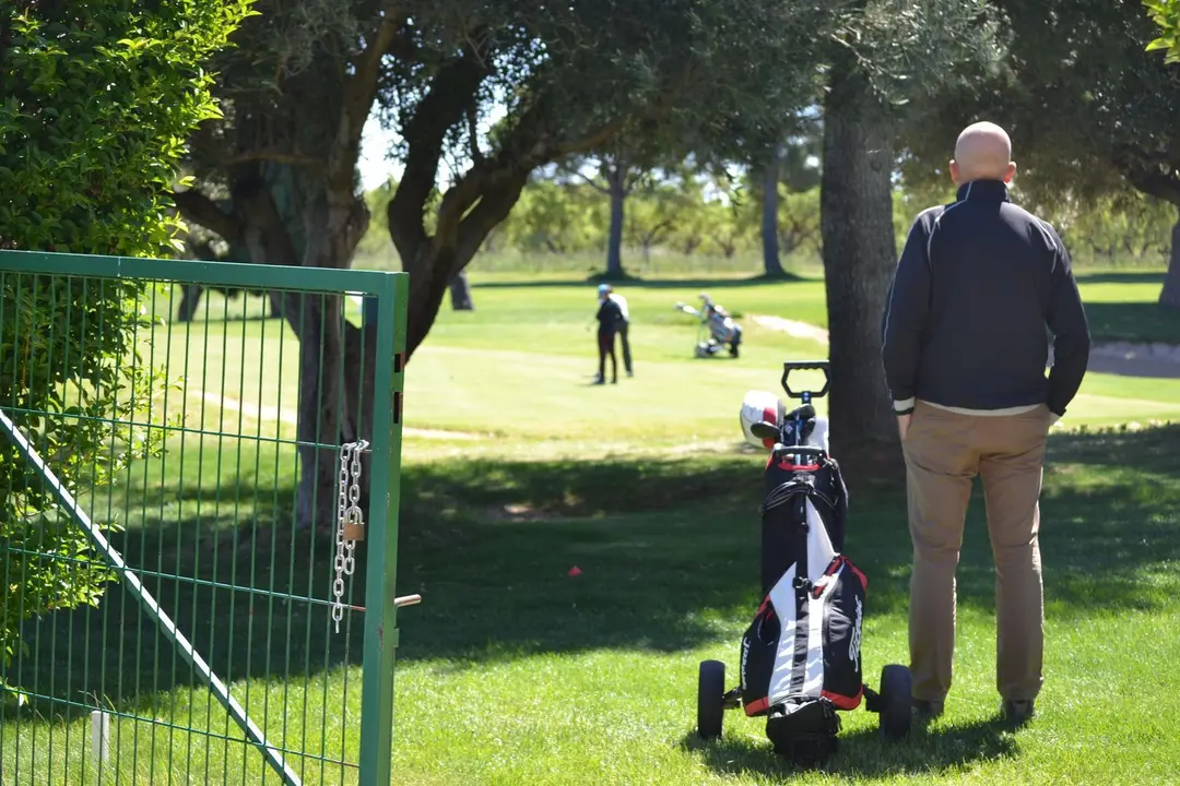 Un jugador observa a unos compa&ntilde;eros en un Green de Golf Guara. Foto: Sportaragon