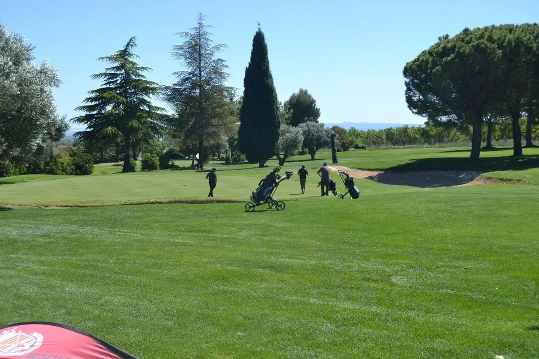 Tres jugadores se preparan para terminar un hoyo en el Golf Guara. Foto: Sportaragon