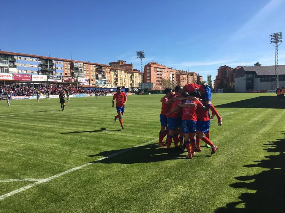 Los jugadores del CD Teruel celebran un gol. | Foto: Fernando S&aacute;nchez