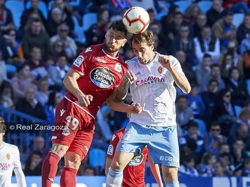 Eguaras defiende un bal&oacute;n por alto. Foto: Real Zaragoza