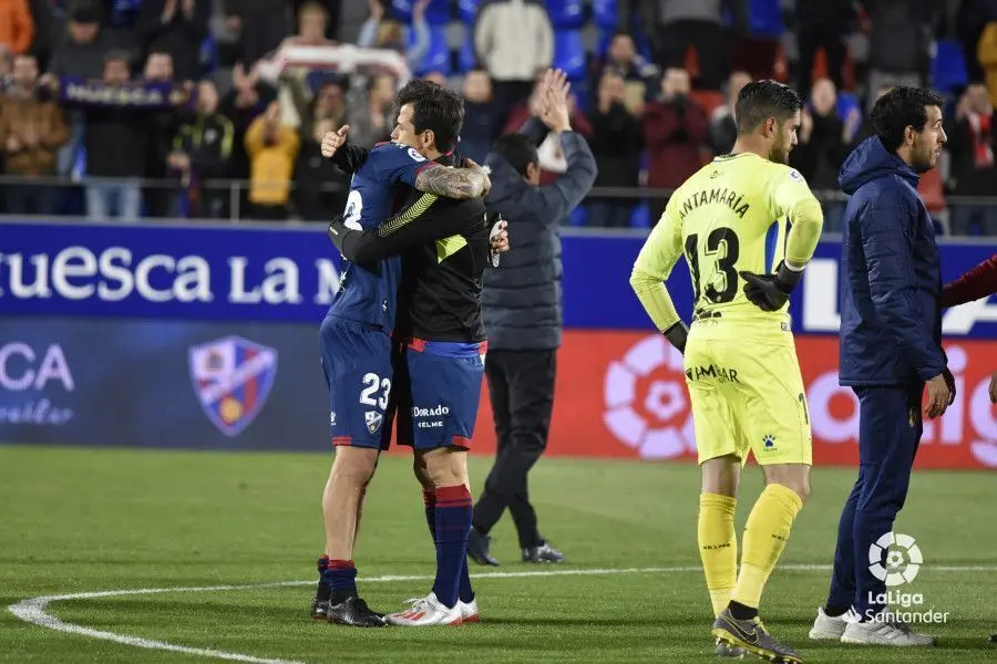 Los jugadores de la SD Huesca recibieron un bonito reconocimiento de una afici&oacute;n ejemplar | Foto: LFP