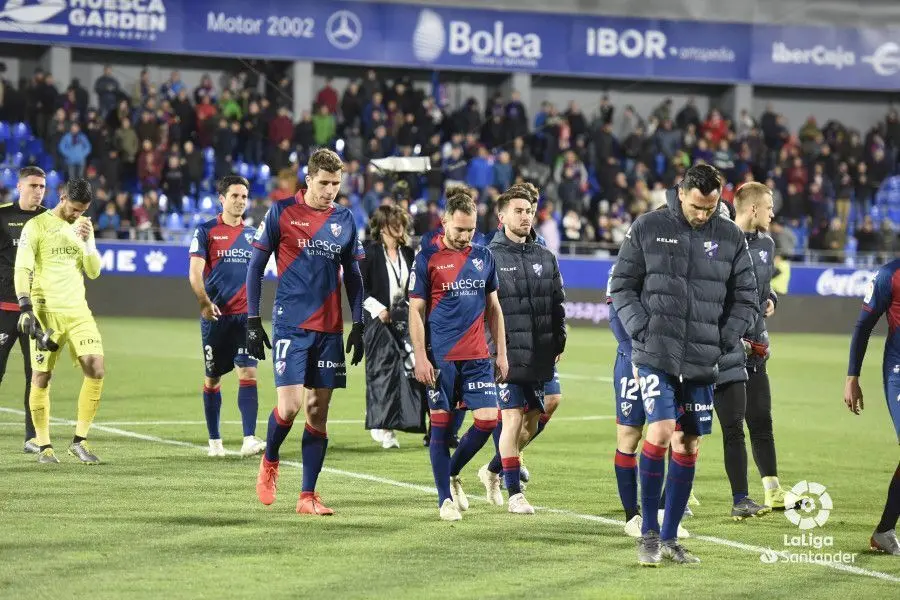Los jugadores del Huesca se marchan desolados tras el descenso | Foto: LaLiga