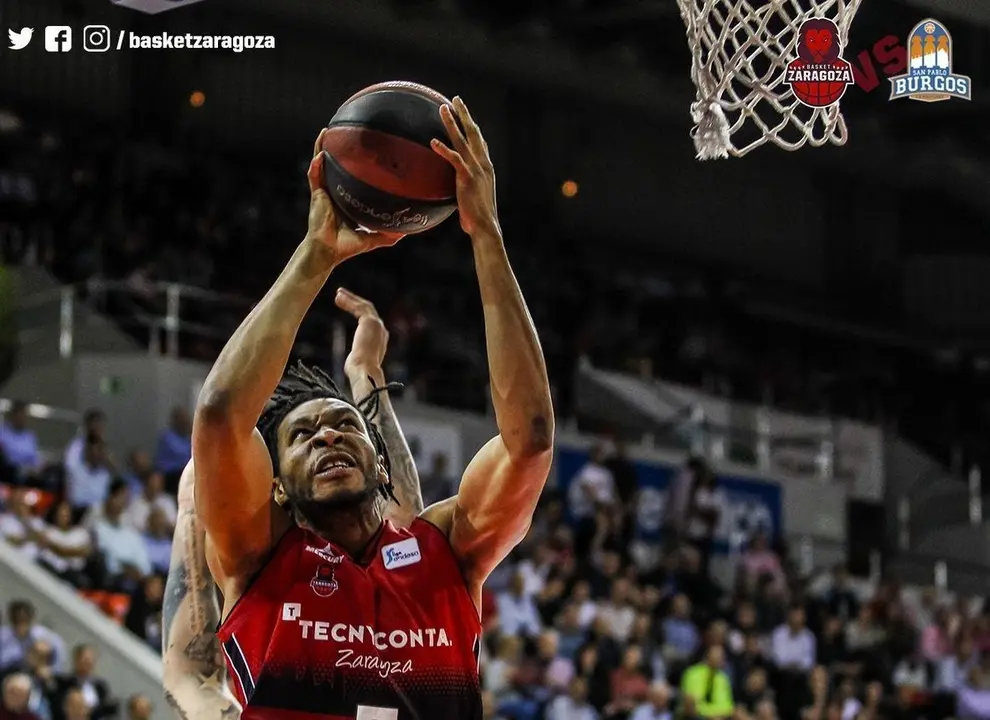 Stan Okoye se hace con un rebote. Foto: Basket Zaragoza