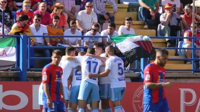 Los jugadores del Real Zaragoza celebran el primer gol. Foto | LaLiga123